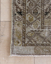 Load image into Gallery viewer, Vintage Rug No. 168