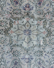 Load image into Gallery viewer, Vintage Rug No. 41
