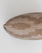 Load image into Gallery viewer, Ojos Pillow Cover
